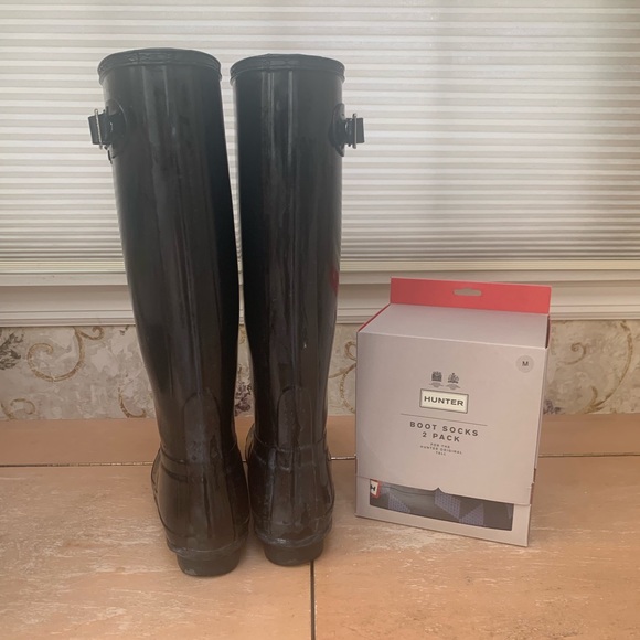 Black glossy hunter boots with 2 boot socks - Picture 2 of 6
